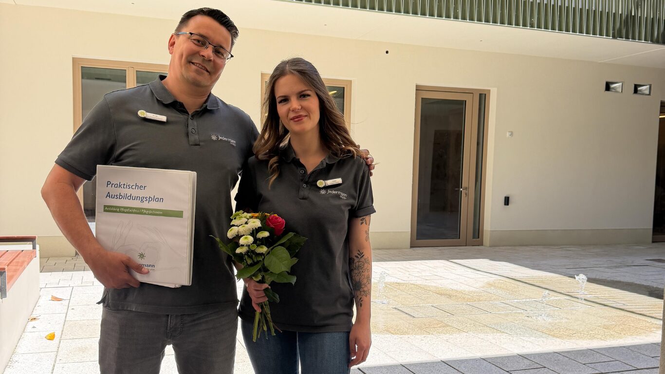 Ausbildungskoordinator Sven Detka und Gina im Innenhof der Molkenmarkt Höfe.