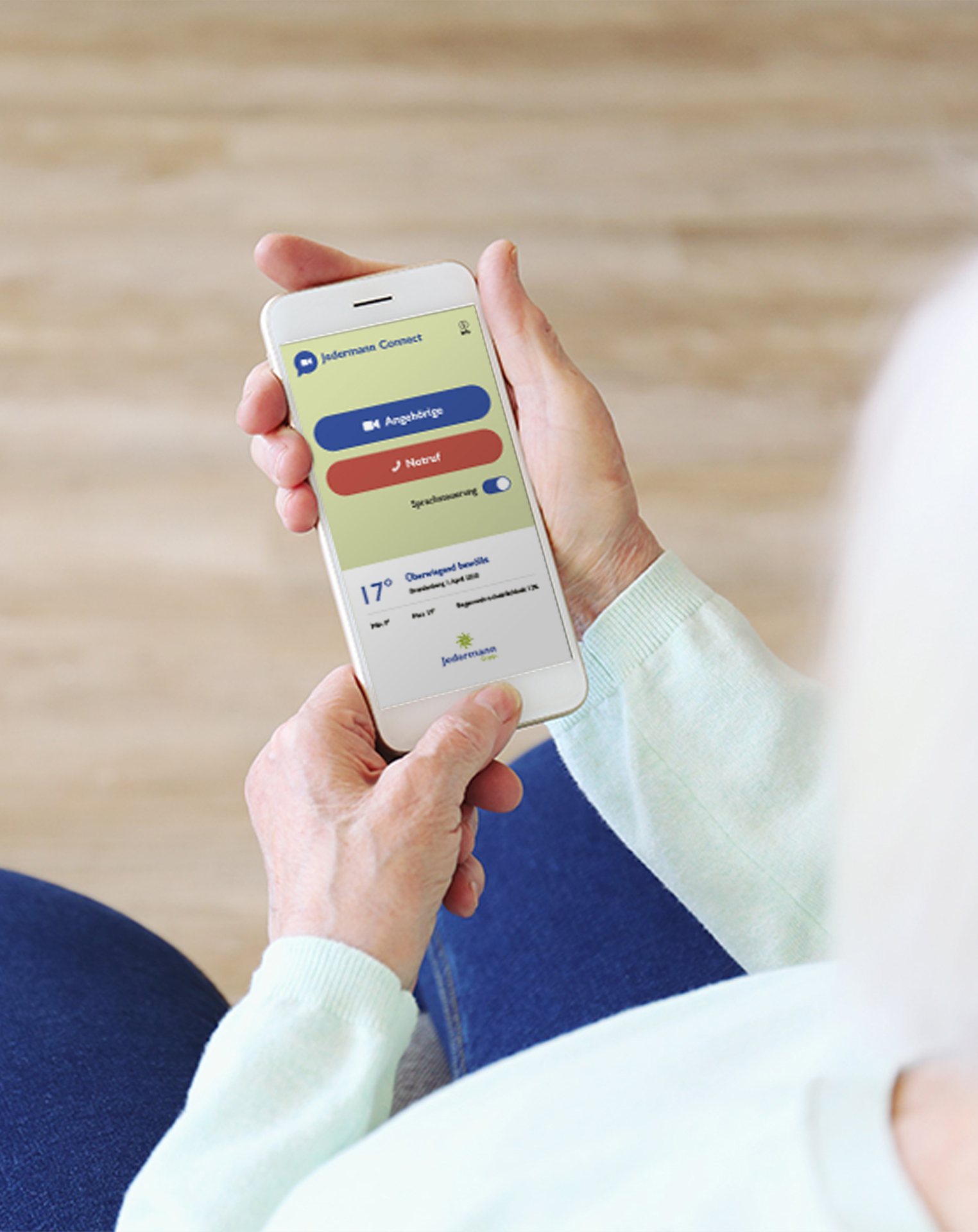 Seniorin mit App